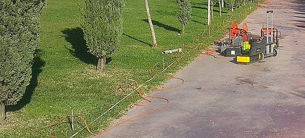 Geophysikalische Vermessungsausrüstung und Kabel, die entlang einer Bodenvermessungslinie eingesetzt werden