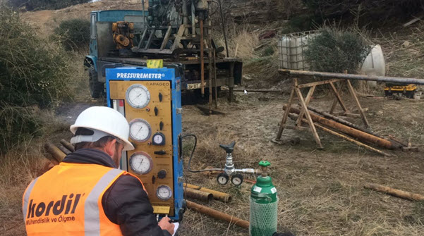 Druckmessgeräteprüfung neben einer Bohrinsel